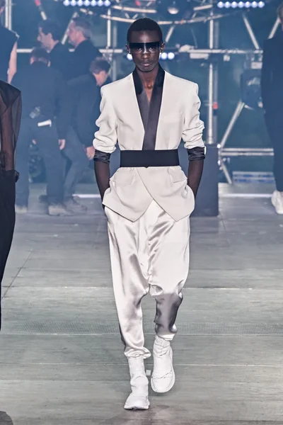 Look 100